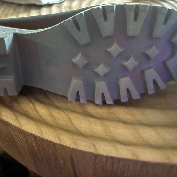 3 pairs of women’s size 10 1/2-11 shoes - Picture 4 of 12